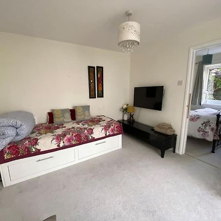 Cosy Apartment With Private Access And Kitchenette In Guildford (Adults Only) Worplesdon Exteriér fotografie