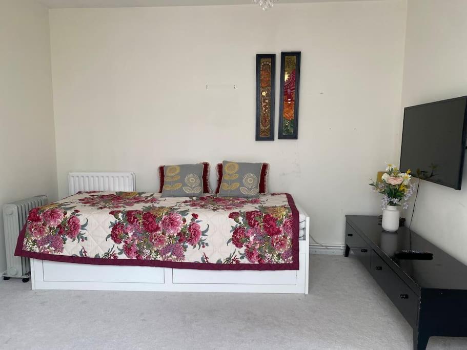 Cosy Apartment With Private Access And Kitchenette In Guildford (Adults Only) Worplesdon Exteriér fotografie