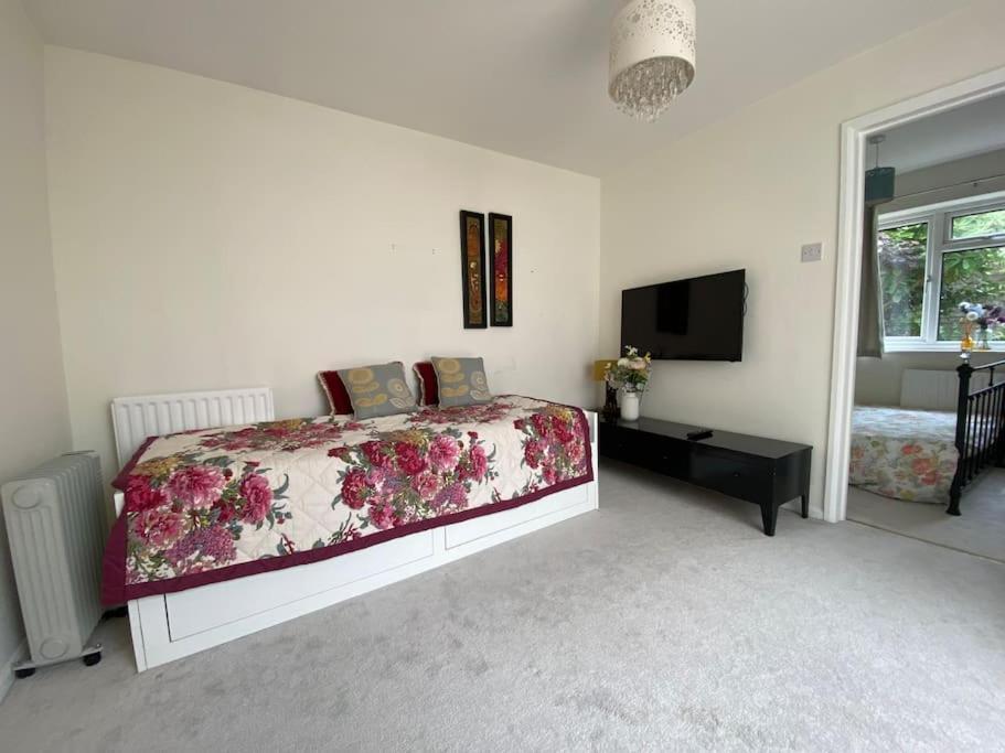 Cosy Apartment With Private Access And Kitchenette In Guildford (Adults Only) Worplesdon Exteriér fotografie
