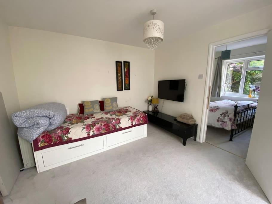 Cosy Apartment With Private Access And Kitchenette In Guildford (Adults Only) Worplesdon Exteriér fotografie